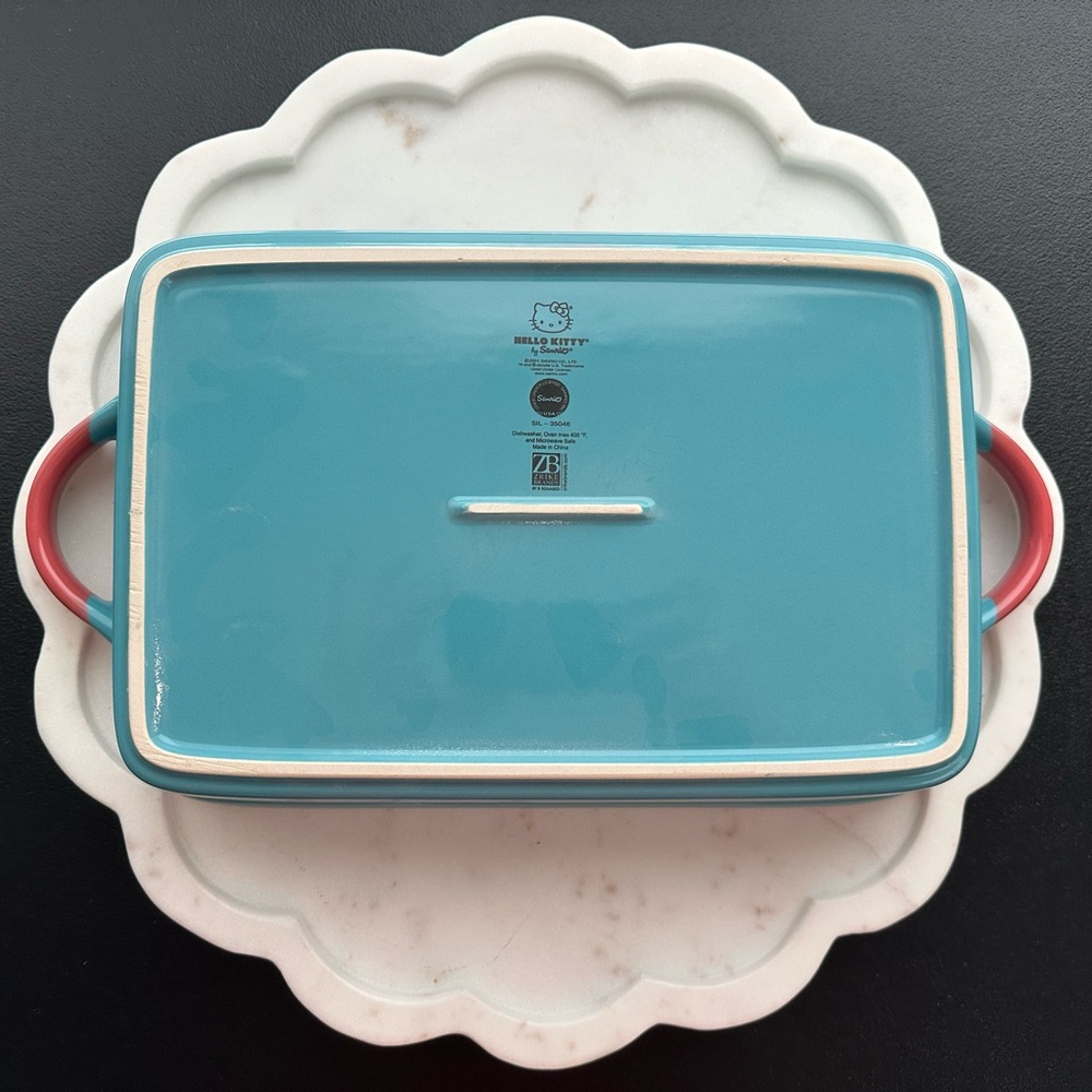 Hello Kitty Retangular Snow Globe Bakeware - Picture 2 of 2